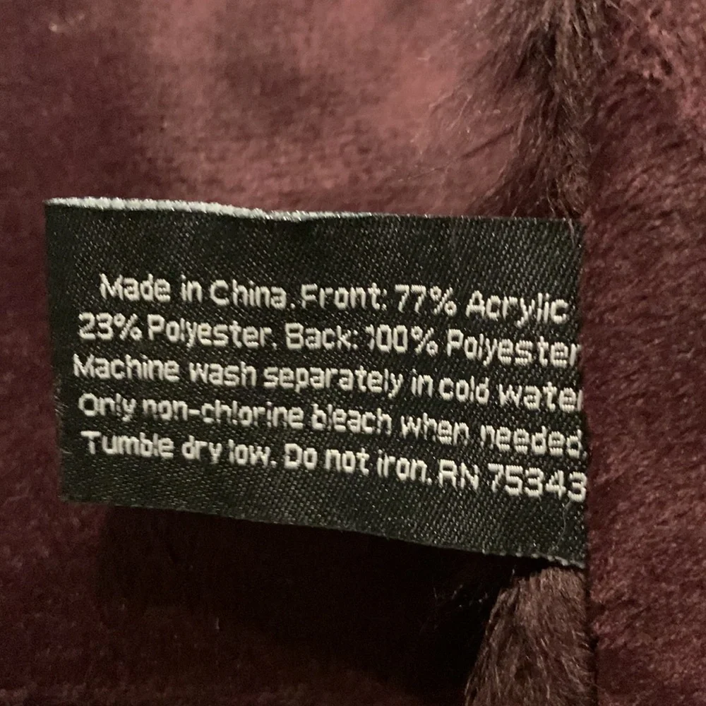 NWOT TAHARI Table Runner